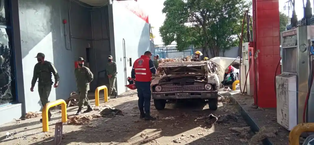 ¡OTRA EXPLOSIÓN!: Dos lesionados y pérdida total del vehículo al estallar bombona de gas