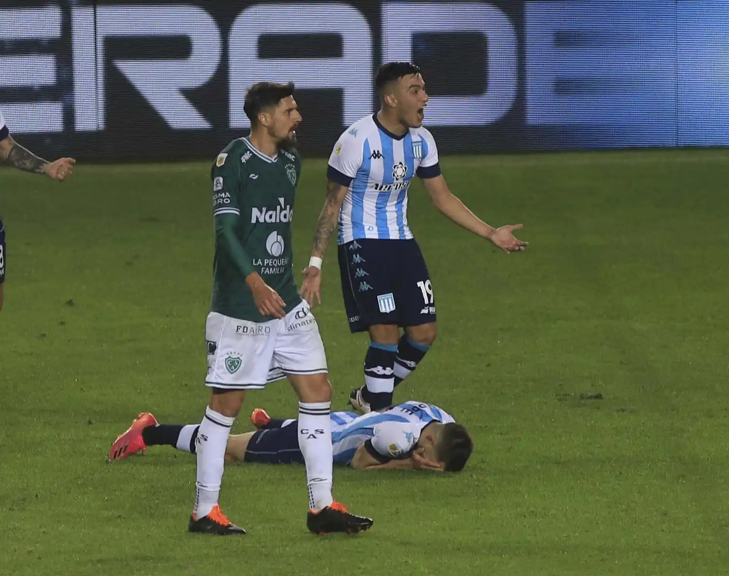 Garré y su particular festejo del gol.