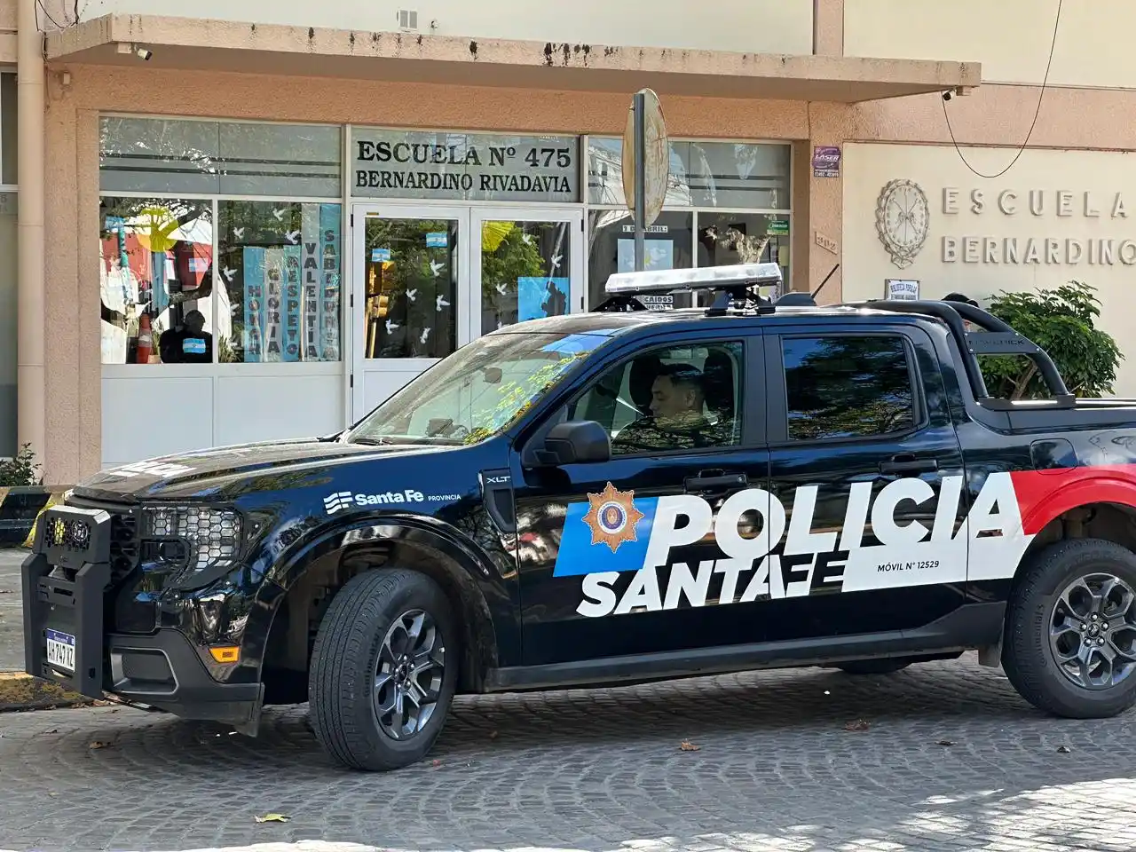 Presunta arma en la escuela Rivadavia policia patrullero - 1