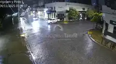 Una camioneta impactó de lleno contra un poste de señalización y se dio a la fuga