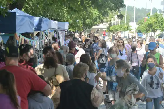 El "verdurazo agroecológico" congregó a un numeroso público en la plaza Independencia