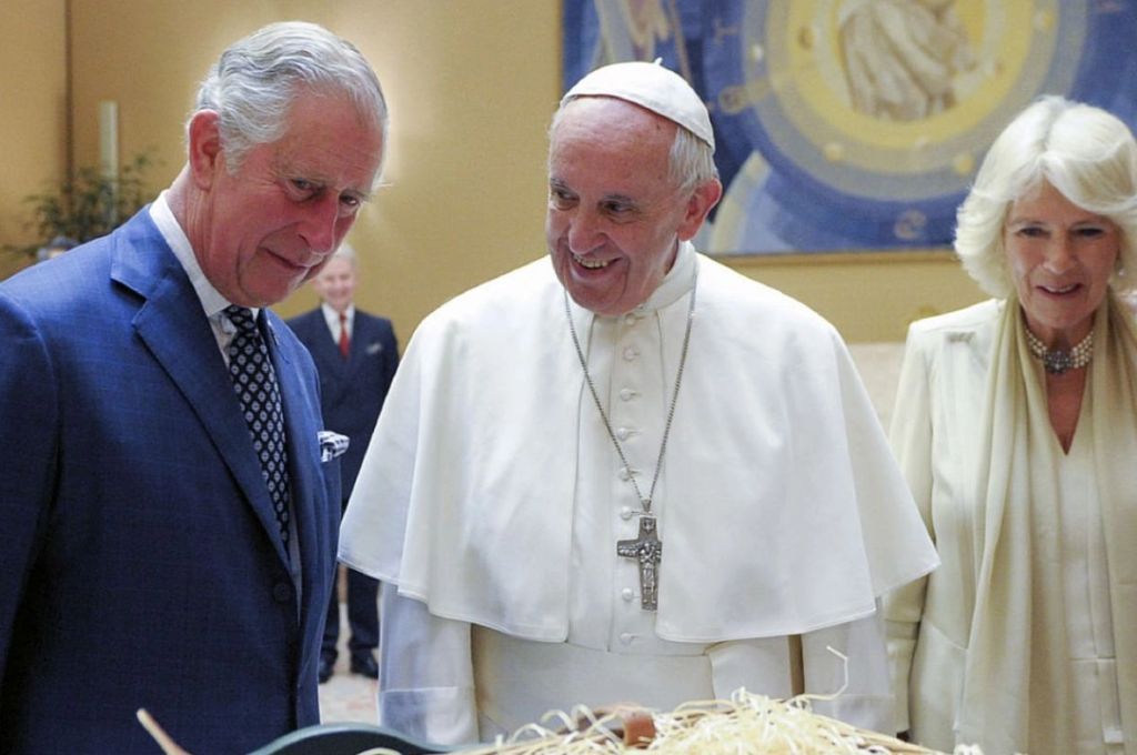 El papa Francisco regaló a Carlos III fragmentos de la cruz de Cristo para su coronación