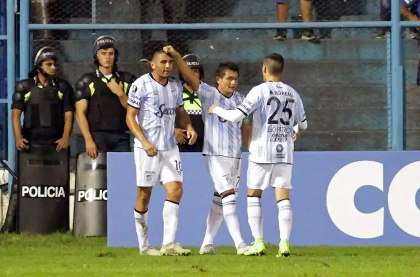 El Decano goleó y se puso en carrera