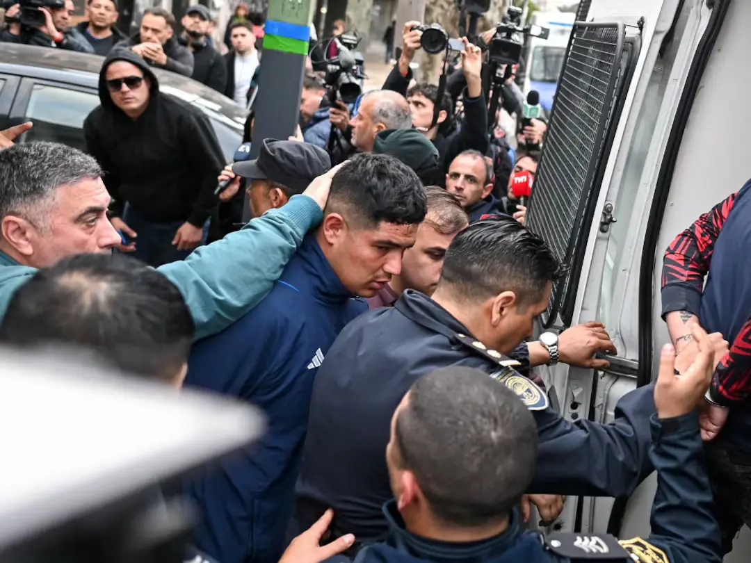 Los hinchas de la U de Chile detenidos.Foto: REUTERS/Pedro Lázaro Fernández.