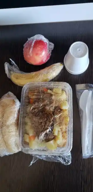 Gimena recibe toda su comida con film. Es dejada en la puerta por las enfermeras