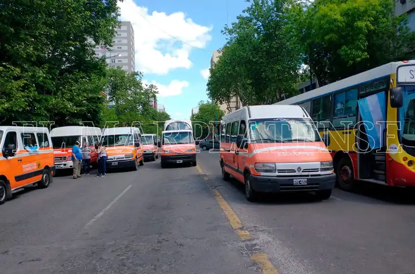 Transportistas escolares marcharon por un subisidio: "Hace un año que no tenemos trabajo"