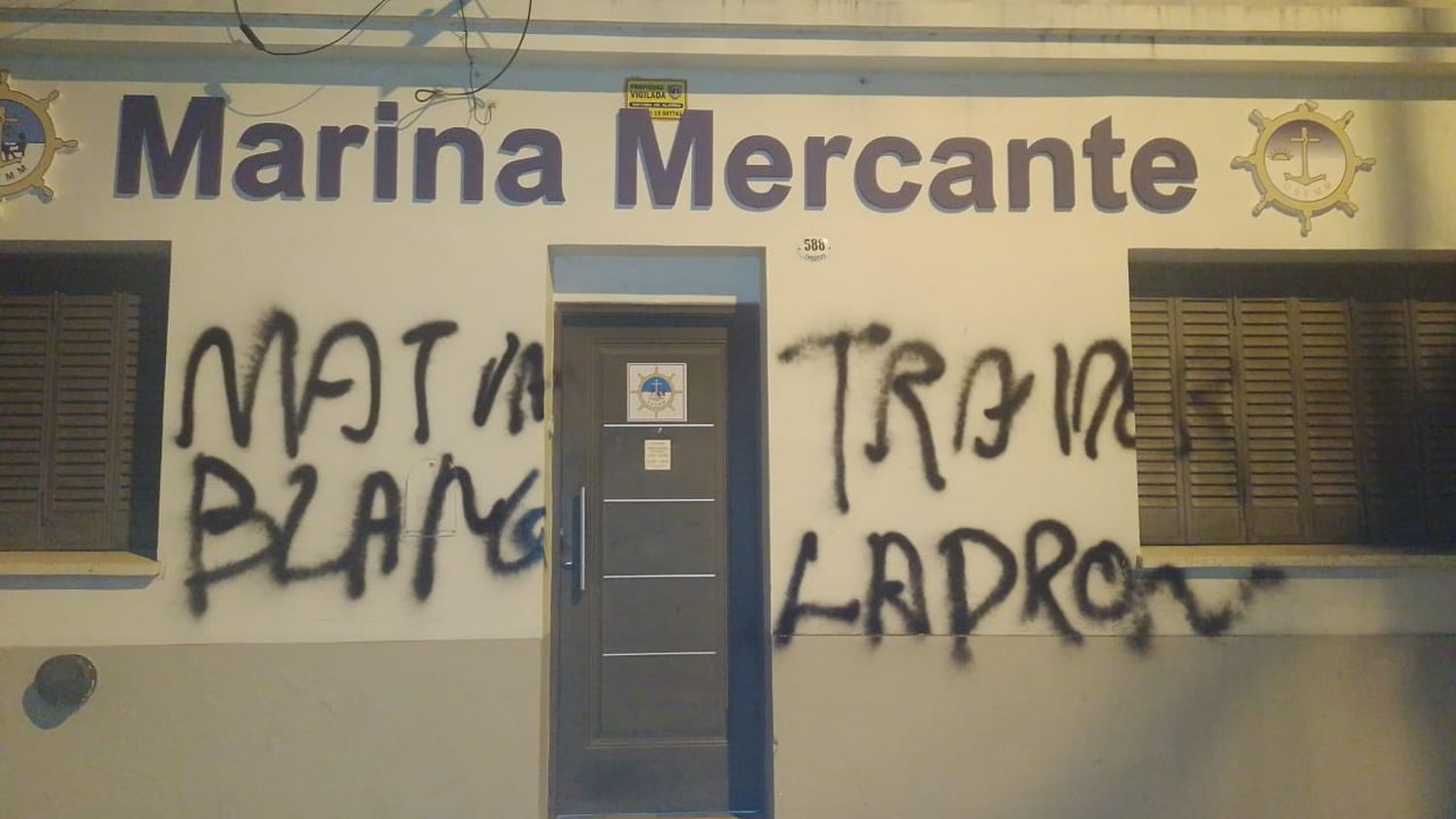 Vandalizaron el frente del sindicato de Marina Mercante