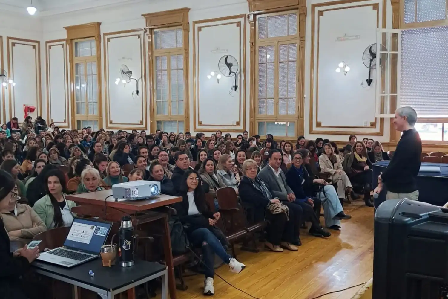 Más de 600 docentes participaron de una jornada sobre consumos digitales y ciberbullying en la Enova