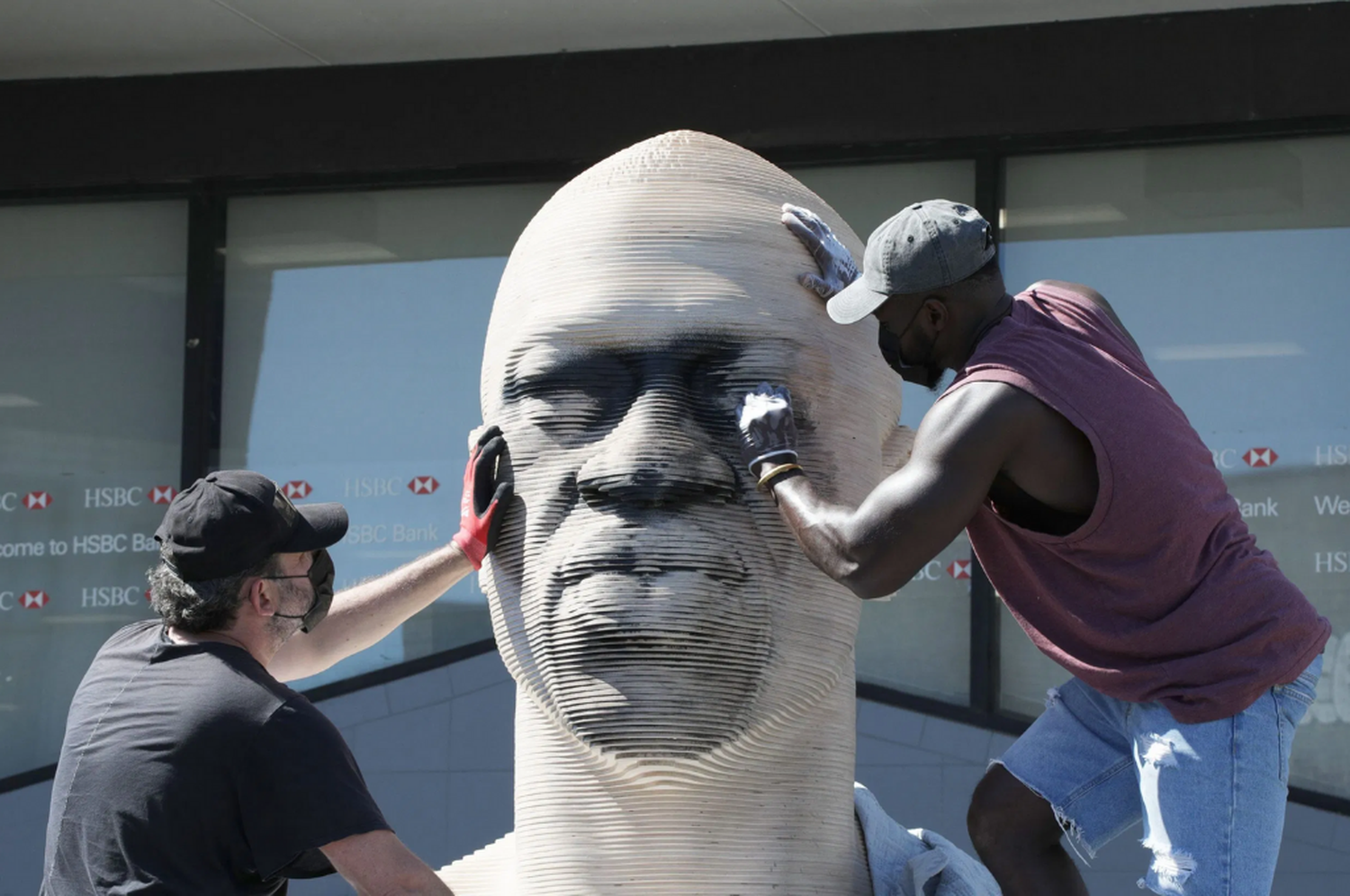 Vandalizaron la estatua de George Floyd