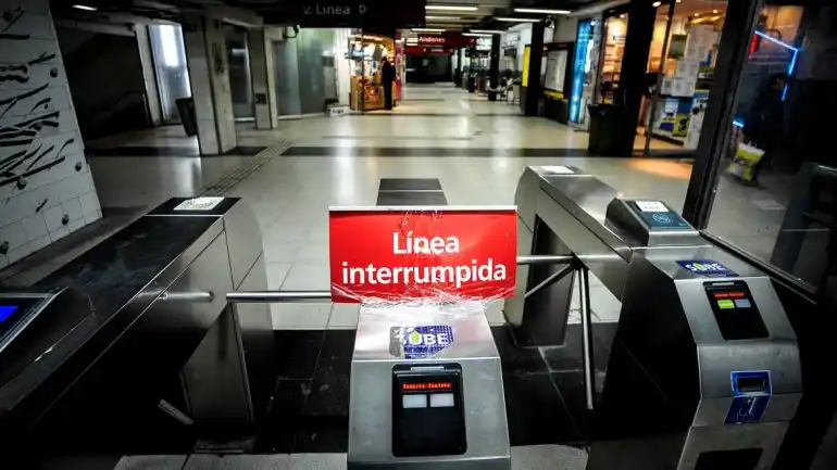 Continúa el paro rotativo en el Subte