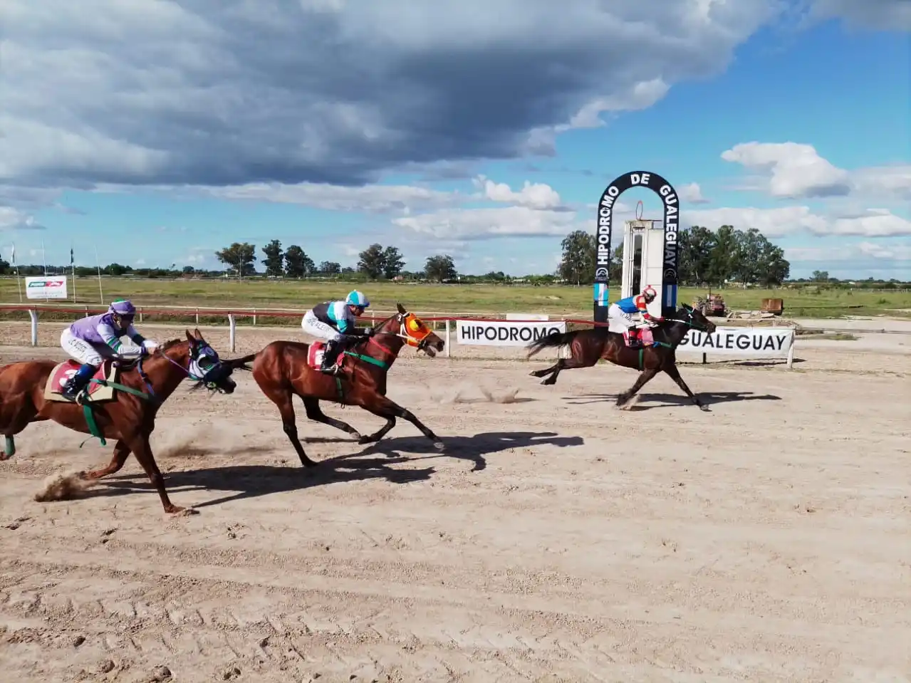 Turf: Mantecosa se impuso en el Gran Premio “Gury” Cáceres