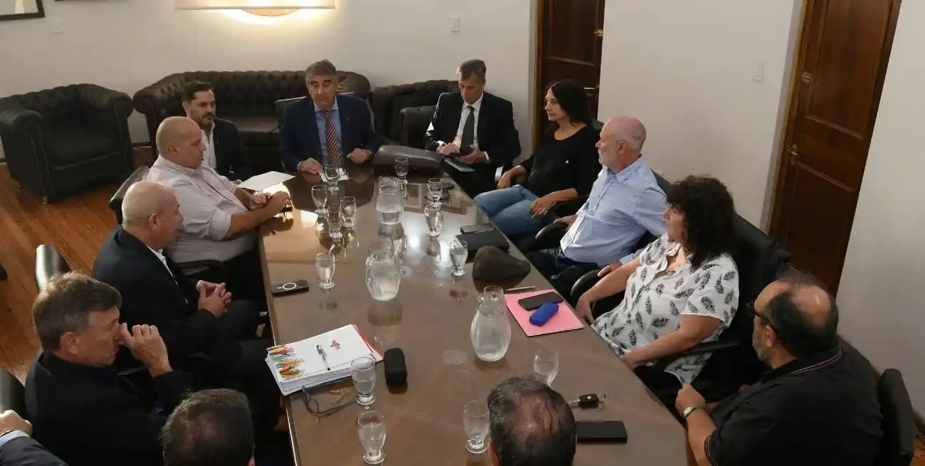 El gobierno santafesino y los gremios de la administración pública pusieron en pausa hasta mediodía. Créditos: Mauricio Garin