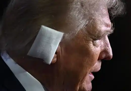 Con una venda en la oreja, Donald Trump dio su primer discurso público tras el atentado