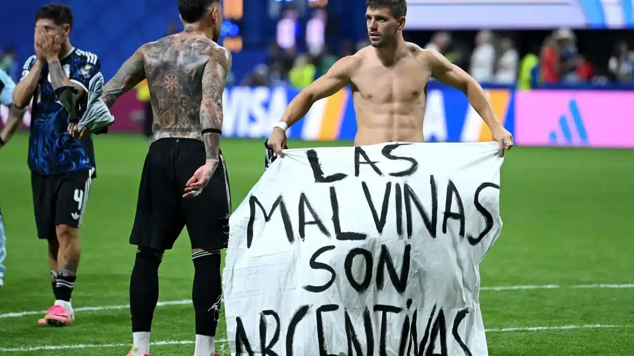 Reino Unido pide a la FIFA investigar a Argentina por la bandera de las Islas Malvinas.
