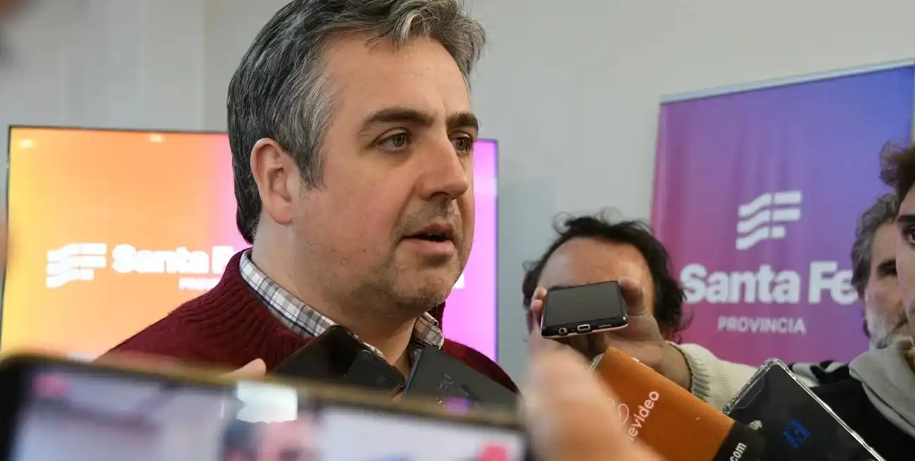 El ministro Coccoccioni explicó cómo es el procedimiento de intimación a los padres. Foto: Manuel Fabatía