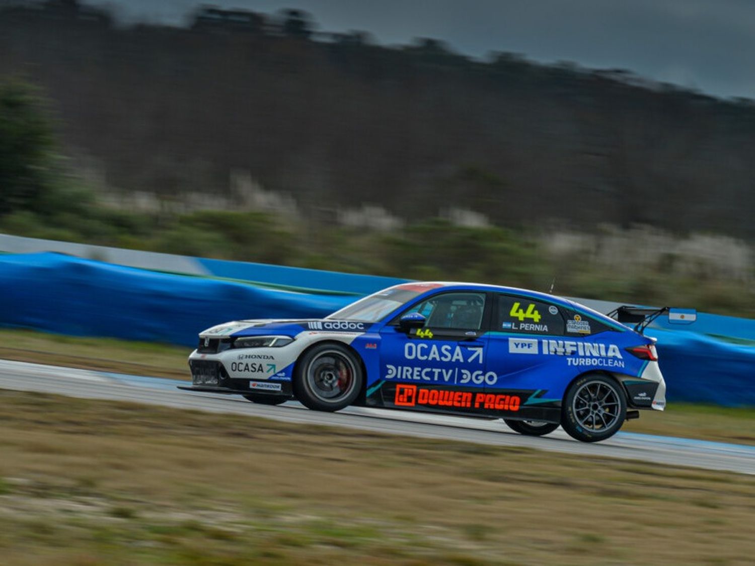 Leonel Pernía se quedó con la primera carrera del TCR South América