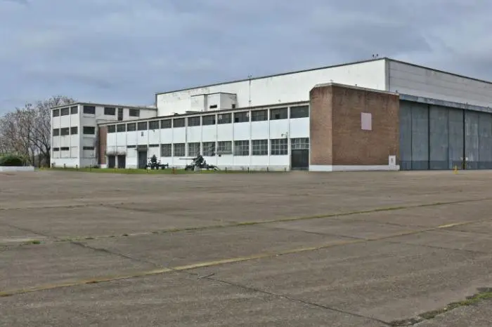 Amenazaron con hacer volar una escuela cerca de la casa de Vidal en la Base Aérea de Morón