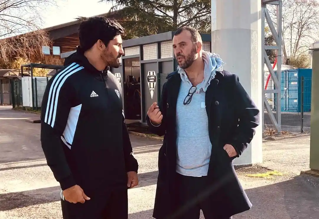 Rodrigo Bruni junto a Cheika, durante una visita a Brive.