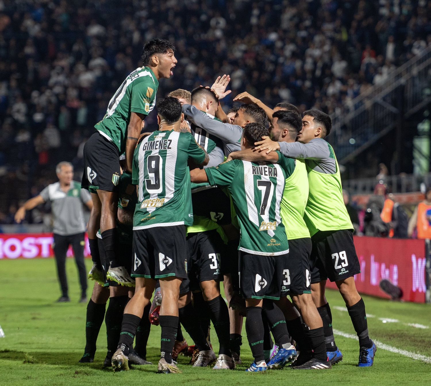 El tandilense Matías González, arriba de todos en el festejo.