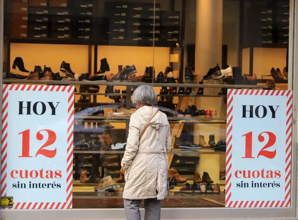 Las ventas minoristas cayeron 2,6% interanual en agosto y crece la dependencia de promociones y planes de pago