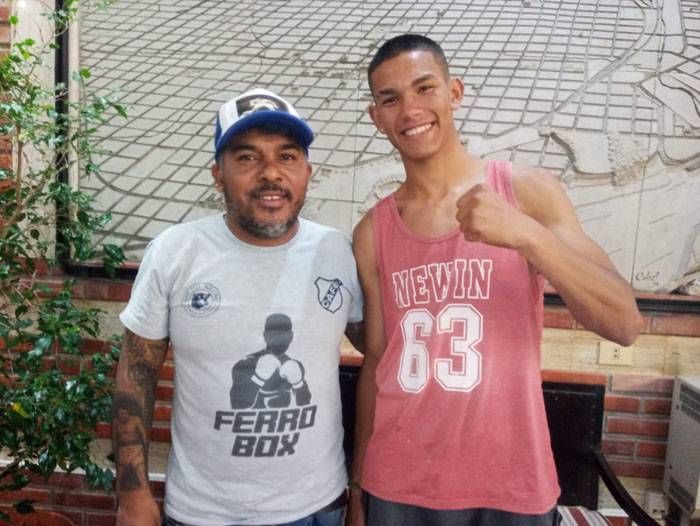 Tobías Gómez va en la de fondo en el Interclubes de Boxeo en La Bianca