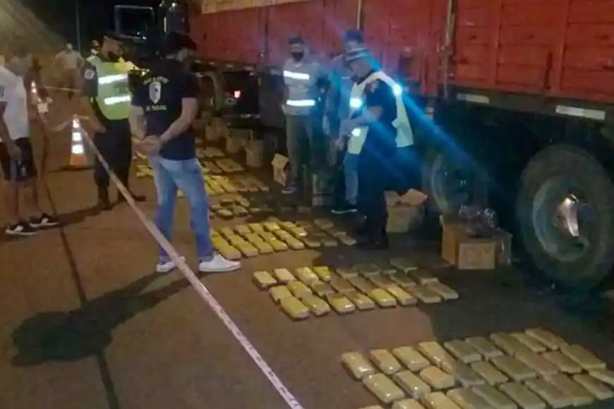 Detuvieron a un camionero correntino que transportaba 322 kilos de droga