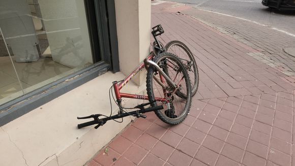 Se le quebró la horquilla de la bicicleta en pleno centro y sufrió fuertes golpes: tuvo que ser hospitalizada