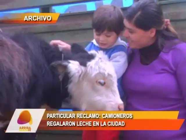 Particular reclamo: camioneros regalaron leche en la ciudad