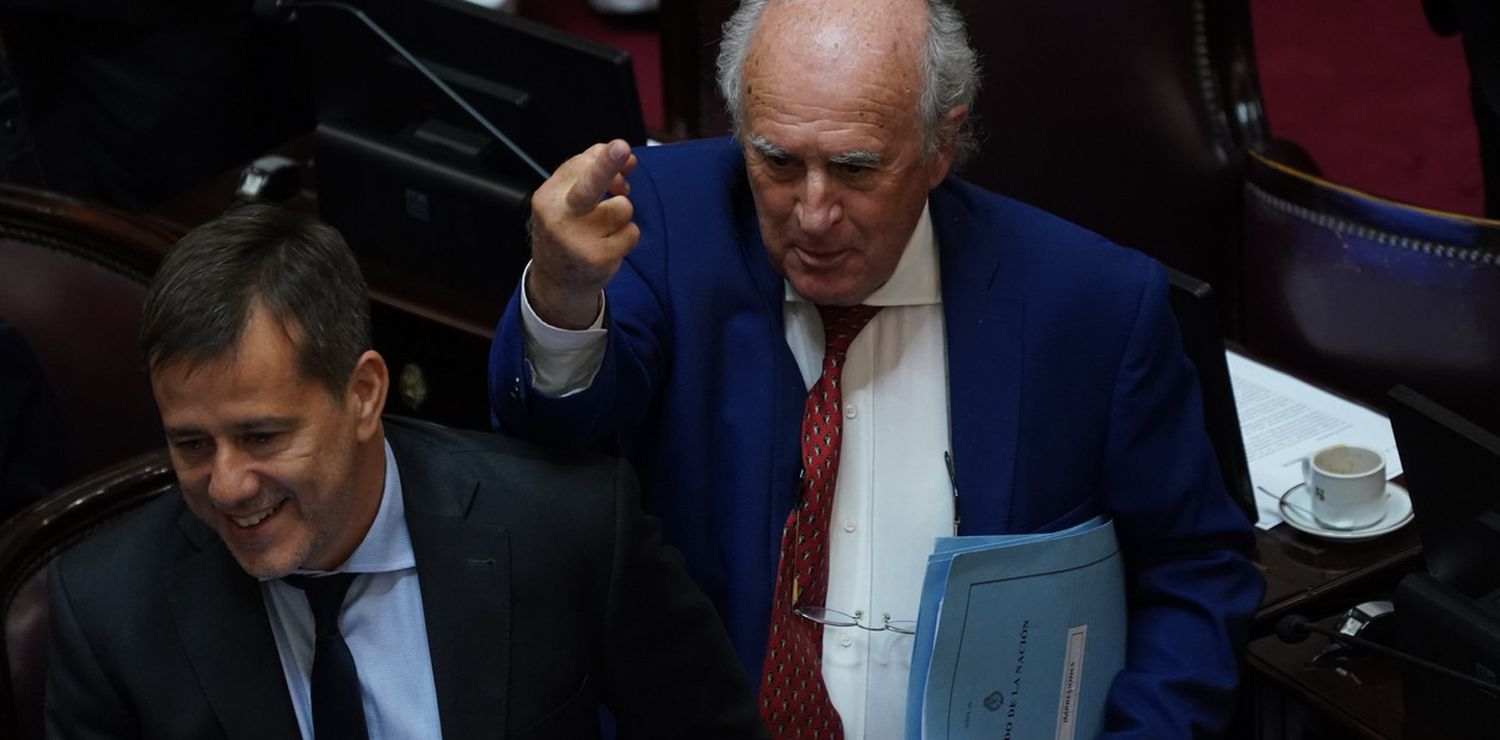 El fuck you de Parrilli al evitar la suspensión en el Senado