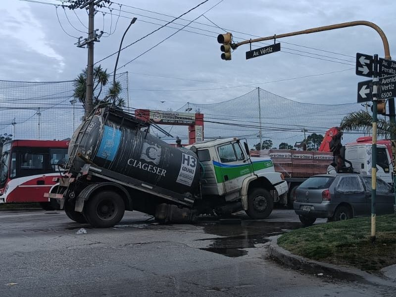 Impresionante incidente: un camión cisterna se partió en plena Avenida Vértiz