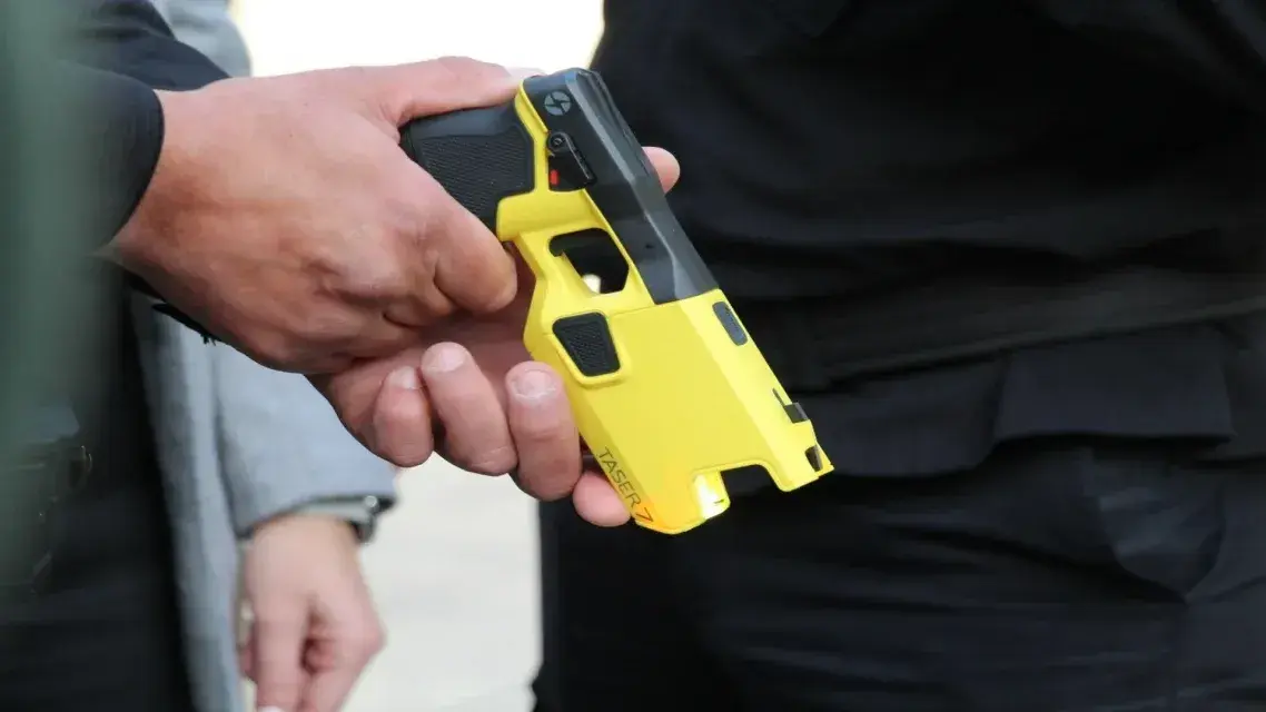 Dos hombres fueron detenidos en Rosario tras dos intervenciones policiales con pistolas Taser por violencia de género
