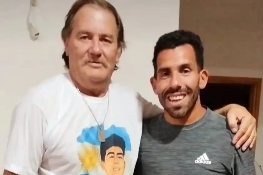 Carlos Tévez viajó a Dolores para acompañar a la familia de Lucio Dupuy