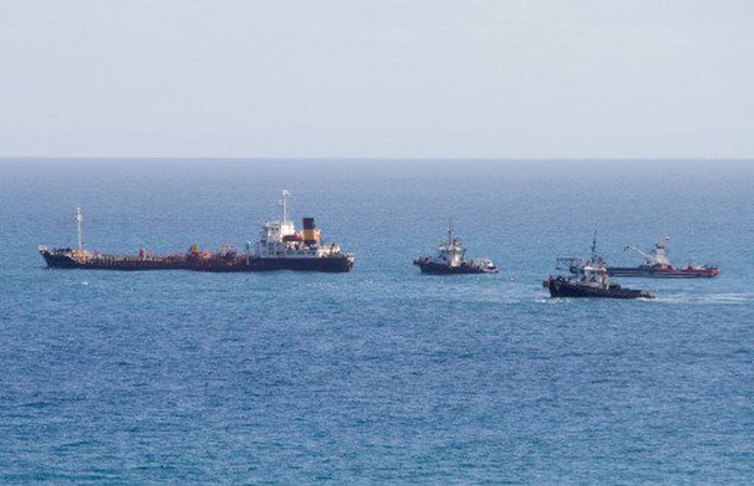 Por temor a un DESASTRE AMBIENTAL, Venezuela remolca buque petrolero varado en Margarita