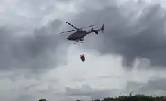 Un helicóptero y un avión hidrante colaboran para apagar las llamas