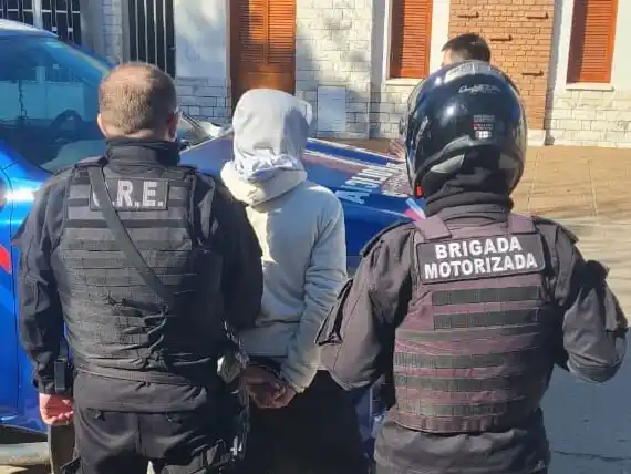 Encontró un intruso en el patio que ingresó saltando el tapial y avisó a la policía