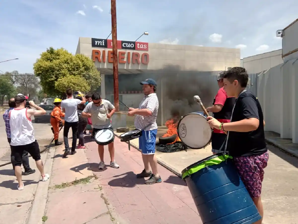 Cierre de Ribeiro en Arroyito: se intensifican las protestas y esperan por un acuerdo      
