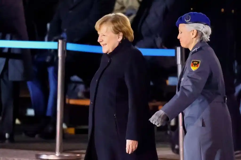 Militares despidieron a Angela Merkel con rosas y al ritmo de Nina Hagen