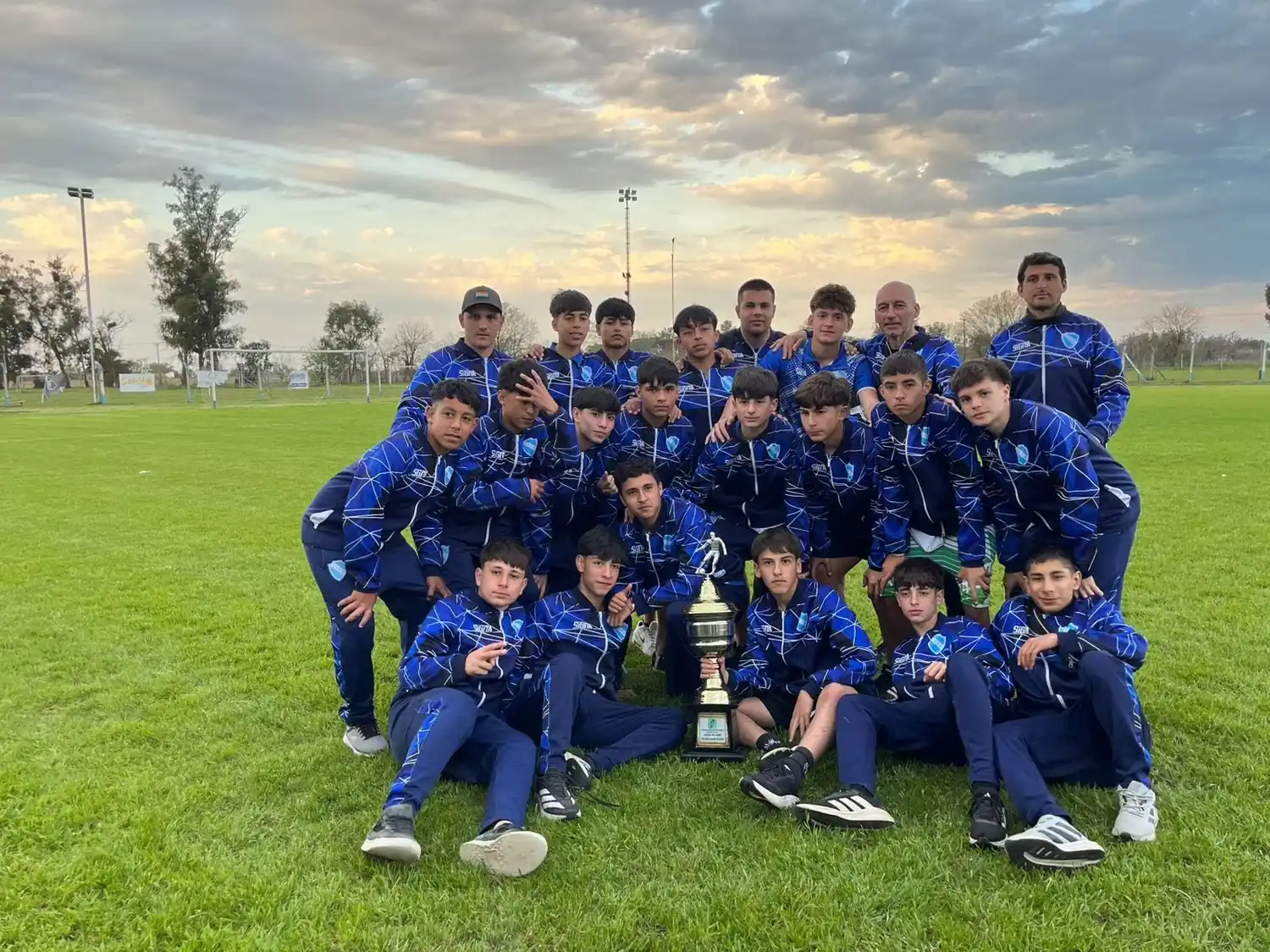 Los subcampeones con la copa. Foto: Liga Venadense