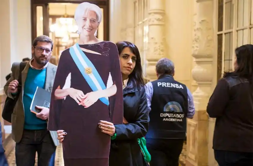 Victoria Donda fue al recinto con una gigantografía de Lagarde «presidenta»