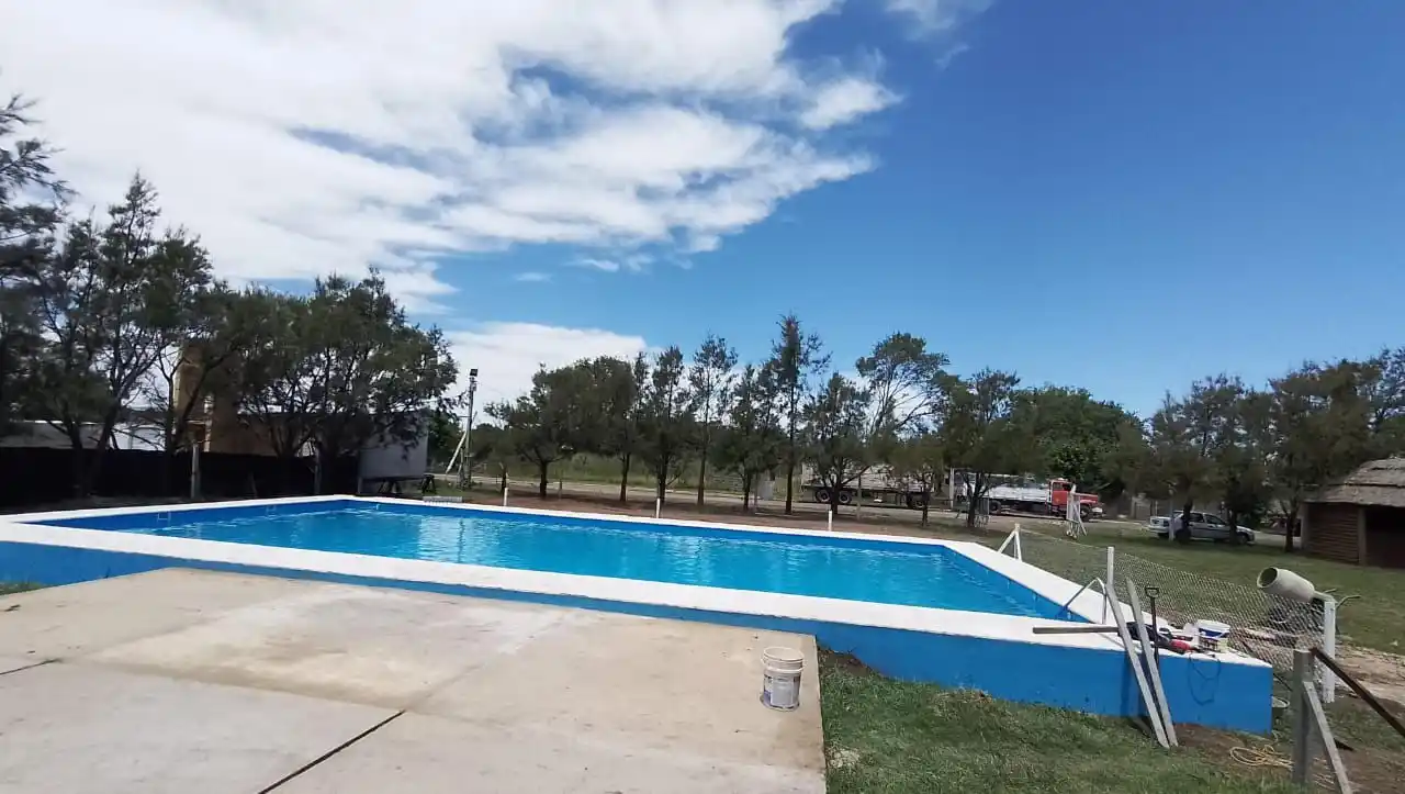 La pileta está a horas de ser inaugurada.