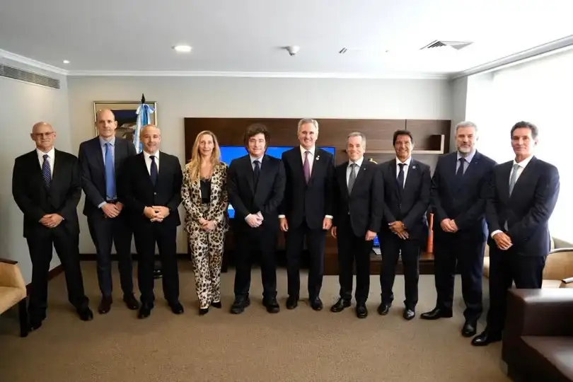 La comitiva del Presidente mantuvo una reunión con representantes de toda la cadena de valor automotriz argentina. Foto: Presidencia