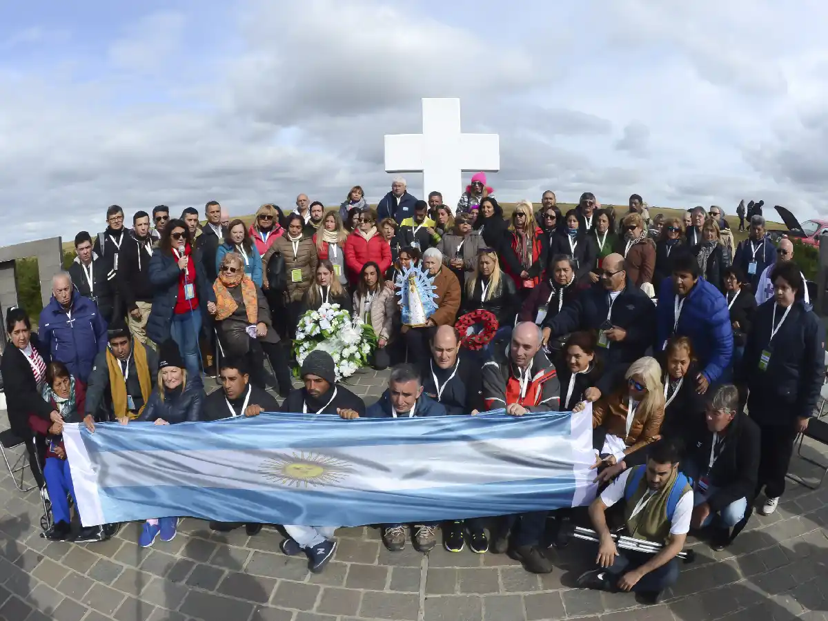 Un nuevo viaje humanitario a Malvinas para honrar a los soldados identificados después de 37 años