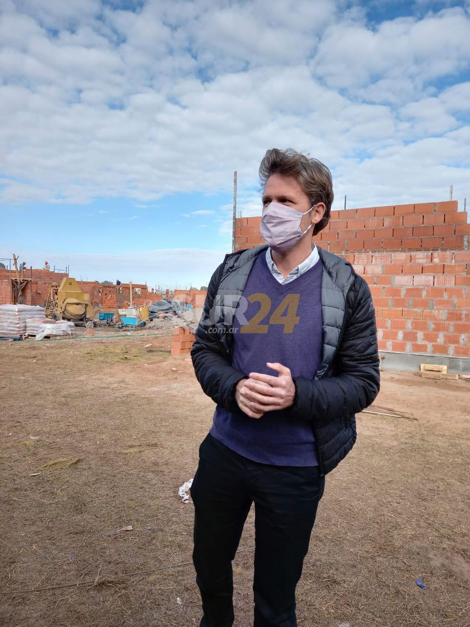 Calaianov visitó la construcción de las 64 viviendas en el barrio Santa Fe