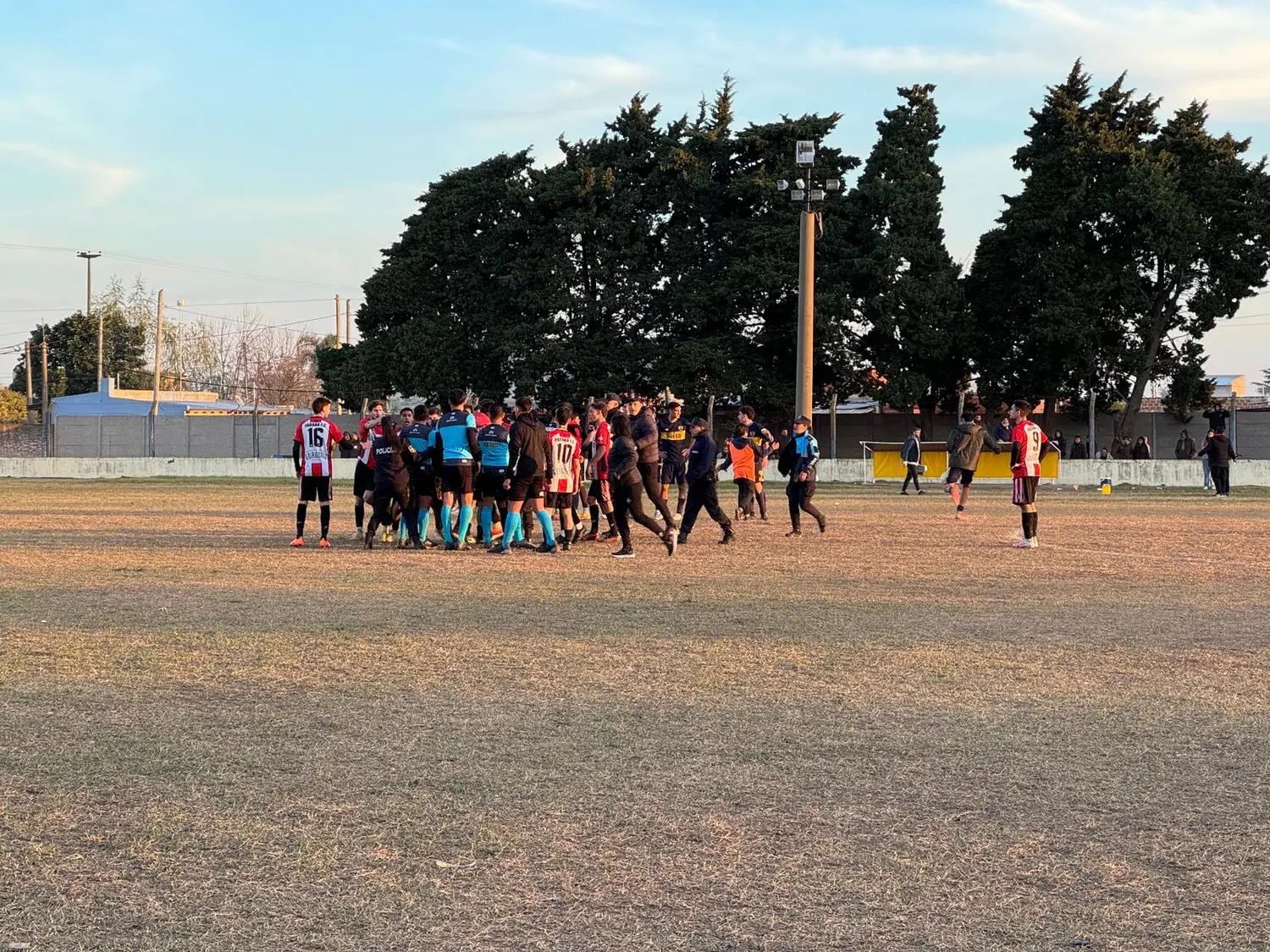 El final del partido entre Independencia y Paraná se vio atravesado por situaciones tensas entre árbitros, jugadores y policías.