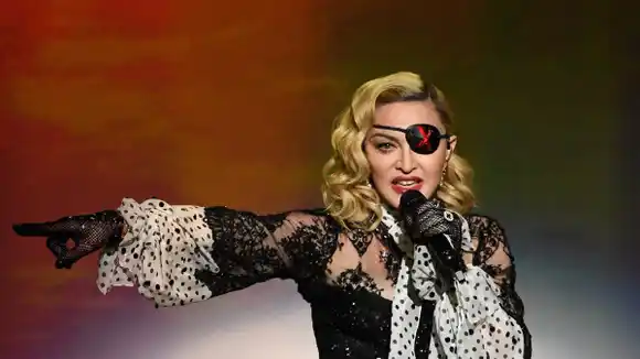 ¡Allá rodó! El tremendo mamonazo que se dio Madonna en pleno show (video)