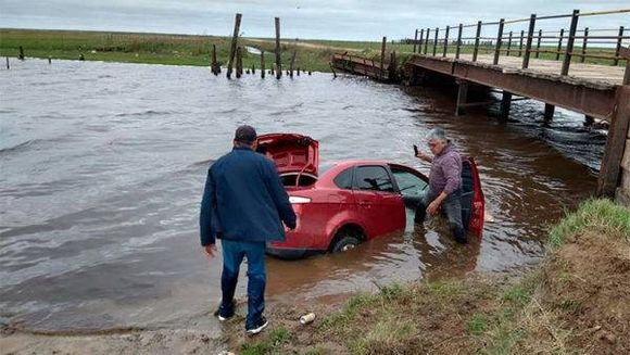 Automóvil se topó con una curva, despistó y terminó en el río 