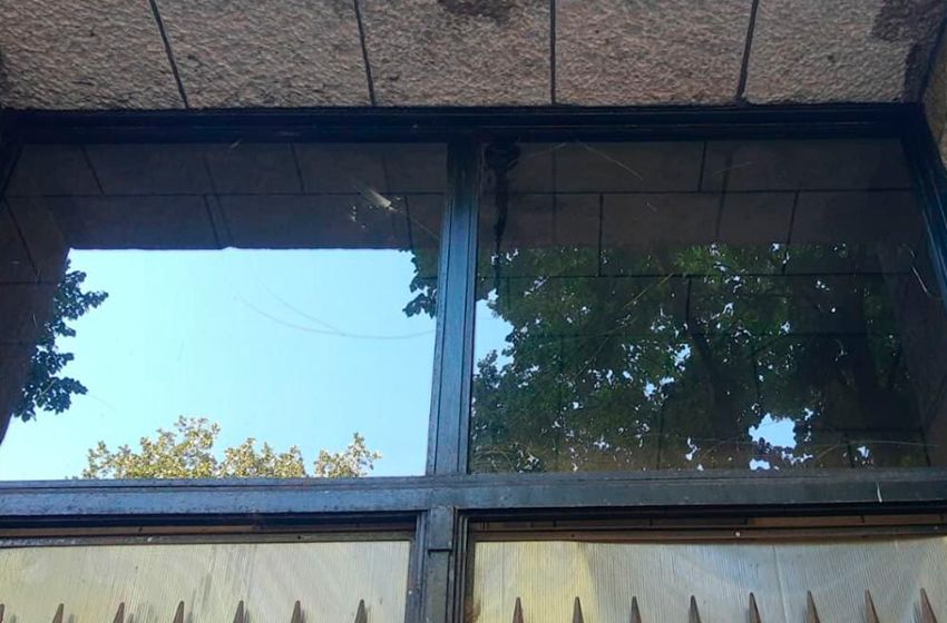 Fuera de sí, rompió con piedras vidrios de la puerta de acceso del Palacio comunal