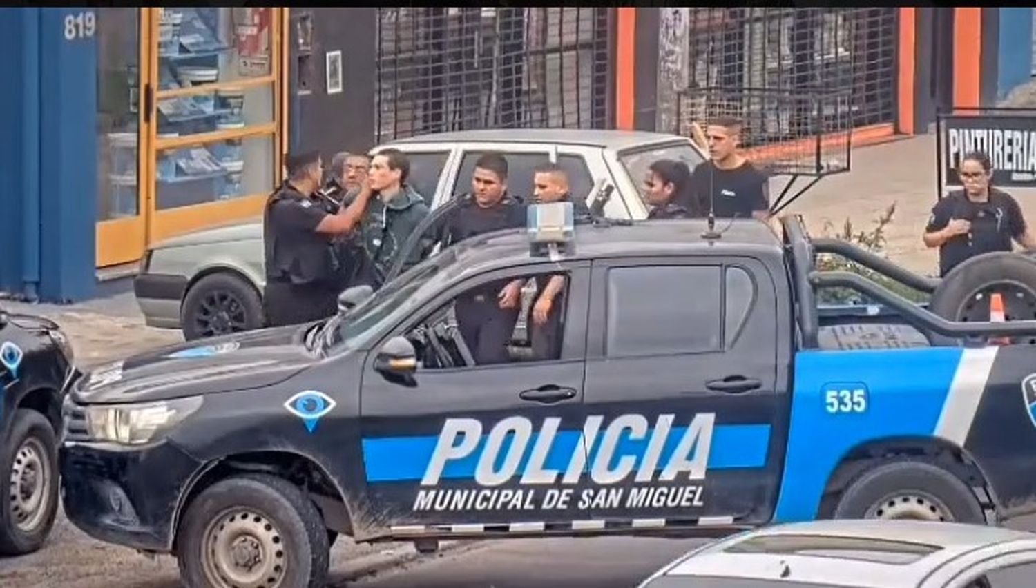 El hombre intentó fugarse pero al verse acorralado decidió entregarse a la policía.