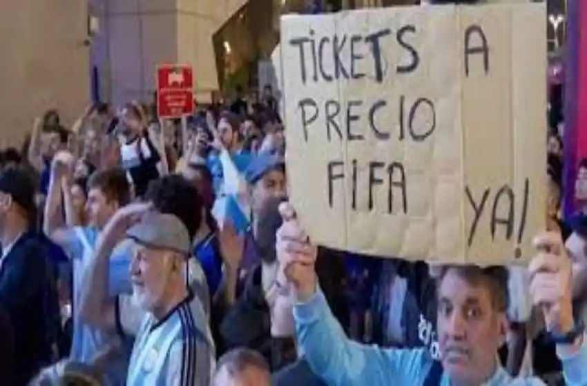 Nutrida protesta de hinchas argentinos en el hotel de AFA en Qatar por entradas para ver la final