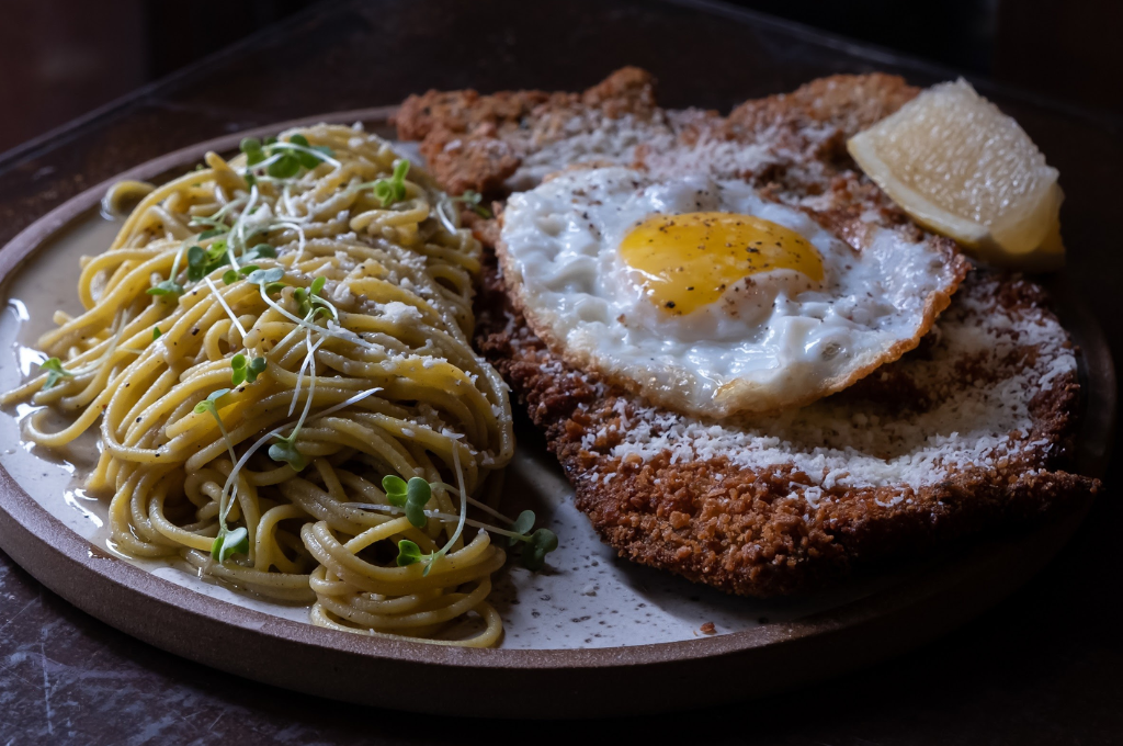 La milanesa se prepara principalmente con cortes como la nalga, la bola de lomo, la cuadrada, el cuadril y el peceto.